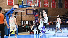 Jordan Brown z Basketu Brno zakonuje v zápase s Nymburkem ve finále NBL.