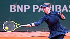 Barbora Krejíková hraje forhend v prvním kole Roland Garros.