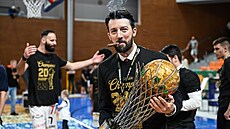 Nymburský trenér Francesco Tabellini s pohárem Ji�ího Zídka star�ího.