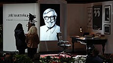 V praském Rudolfinu se koná poslední rozlouení s legendárním Jiím Bartokou....