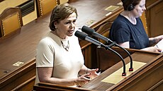 Jana Berkovcová na mimo�ádné sch�zi Sn�movny. Na programu je vládní novela...