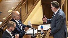 Ministr �kolství Mikulá� Bek a ministr financí Zbyn�k Stanjura ve Sn�movn� na...