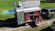 Policisté v Pardubickém kraji zaadili do své výbavy speciální dvounápravový...