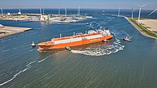 Lo� s plynem pro �esko v Eemshavenu. (10. �íjna 2022)