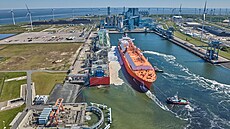 Tanker Gordonwaters Knutsen pepravující LNG v nizozemském terminálu v...