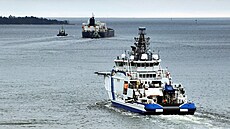 V Baltu Finové zadreli ruský tanker Eagle S (vlevo).