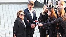 Jiina Bohdalová s vnukem Vojtchem Staem dorazili na rozluku s Jiím...