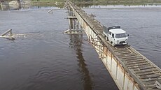 Nestabilní, bez zábran, riskantní. Pro místní je ale jediný most dostupný v...