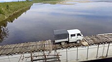 Obyvatelé obou b�eh� �eky Vitim se slu�eb vyslou�ilého mostu vzdát necht�jí....
