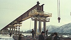 Stavba provizorního mostu postupovala kup�edu pomalu, ale v roce 1982 byla...