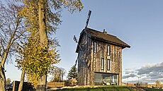 Sou�asný otisk dodávají prosklené otvory. Vertikální v horních �ástech budovy...