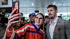 Kapitán reprezentace Roman ervenka se fotí s fanynkou po píletu eských...