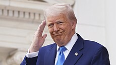 Americký prezident Donald Trump gestikuluje na  vzpomínkovém dni na...