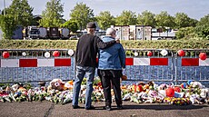 Lidé nosí v nizozemském  ve Winschotenu kv�tiny a hra�ky k místu, kde policie...