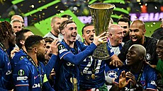 Cole Palmer slaví s trofejí vít�zství ve finále Konferen�ní ligy.