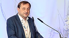 Rudolf Bla�ek, kandidát na p�edsedu FA�R hovo�í na volební valné hromad�.