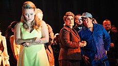 Albta Poláková (Jenfa), Rosie Aldridge (Kostelnika) a Ale Briscein (Laca)...