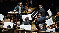 Dirigent Petr Popelka, pianista Jan Barto� a Víde�tí symfonikové na...