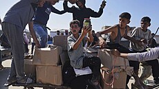 Tisíce Palestinc v úterý veer vtrhly do stedisek, kde nadace podporovaná...