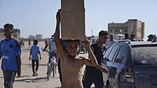 Tisíce Palestinc v úterý veer vtrhly do stedisek, kde nadace podporovaná...