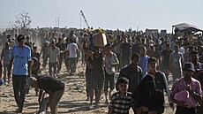 Tisíce Palestinc v úterý veer vtrhly do stedisek, kde nadace podporovaná...