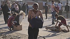 Tisíce Palestinc v úterý veer vtrhly do stedisek, kde nadace podporovaná...