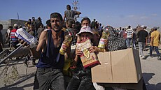 Tisíce Palestinc v úterý veer vtrhly do stedisek, kde nadace podporovaná...