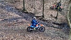 Lesník nachytal v p�írodní rezervaci �ádící motorká�e