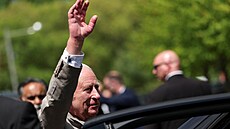 Britský král Karel III. mává pi odjezdu z Lansdowne Parku bhem dvoudenní...