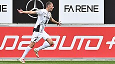 Královéhradecký Daniel Horák slaví svj gól.