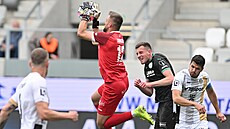 Královéhradecký gólman Adam Zadrail sbírá v utkání proti Bohemians mí ze...