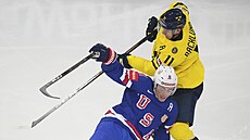 �védský úto�ník Mikael Backlund (vpravo) a Zach Werenski ze Spojených stát� v...