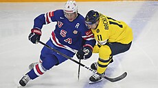 véd Mikael Backlund (vpravo) a Zach Werenski ze Spojených stát