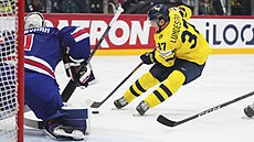 védský útoník Isac Lundeström v anci ped americkým gólmanem Jeremym...