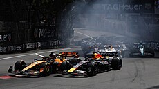 Oscar Piastri hájí t�etí pozici p�ed Maxem Verstappenem krátce po startu Velké...