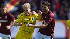 Sparanský útoník Albion Rrahmani (vlevo) a tpán Langer z Olomouce