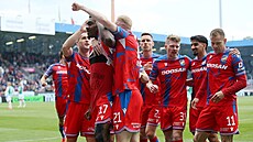 Plzetí fotbalisté se radují z gólu, který vstelil Rafiu Durosinmi.