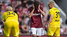 Sparanský útoník Albion Rrahmani se drí za hlavu bhem utkání proti Olomouci.