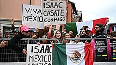 Fanouci mexického prbného lídra závodu Isaaka del Tora u trati 15. etapy...