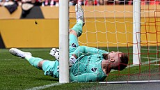 Ostravský branká� Dominik Holec inkasuje gól od Tomá�e Hole�e ze Slavie.