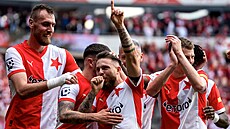 Fotbalisté Slavie se radují z gólu Vasila Kueje.