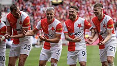Fotbalisté Slavie se radují z gólu Vasila Kueje (druhý zprava).
