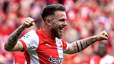 Slávistický útoník Vasil Kuej se raduje ze svého gólu.