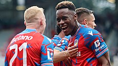 Plzetí fotbalisté slaví gól stopera Sampsona Dweha.