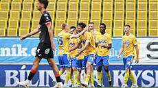 Teplití fotbalisté se radují z gólu Mohameda Jásira proti Pardubicím.