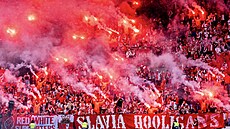 Slávisti�tí fanou�ci b�hem posledního utkání sezony