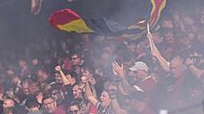 Sparantí fanouci slaví vyrovnávací gól Qazima Laciho bhem posledního zápasu...