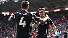 Obránce Kieran Tierney z Arsenalu (vpravo) slaví sv�j gól s Benem Whitem.