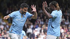 Zálo�ník Ilkay Gündogan z Manchesteru City slaví sv�j gól s Jeremym Dokuem.