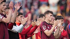 Sparantí fotbalisté dkují fanoukm po remíze s Olomoucí v posledním zápase...